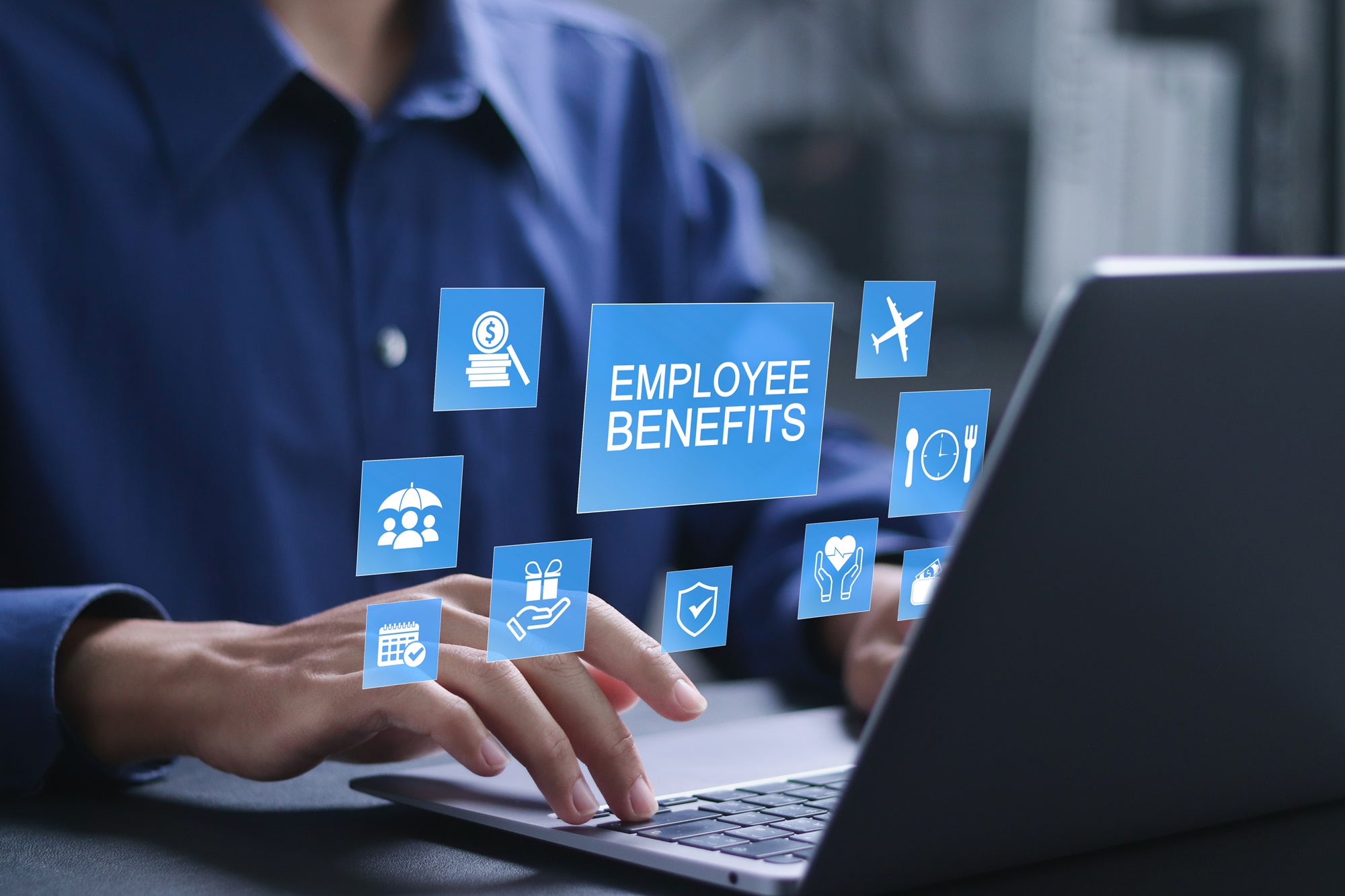 Pracownik analizujący pakiet benefitów pozapłacowych na laptopie