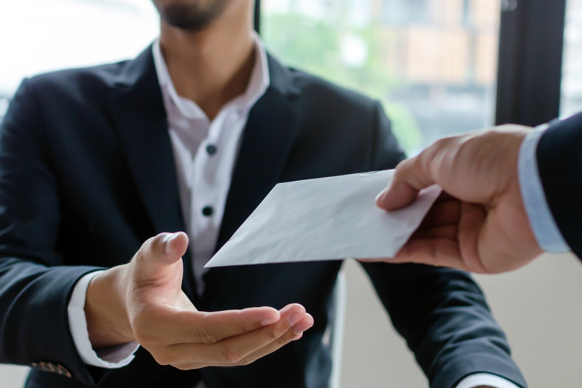 Pracownik otrzymujący premię lub nagrodę finansową od przełożonego