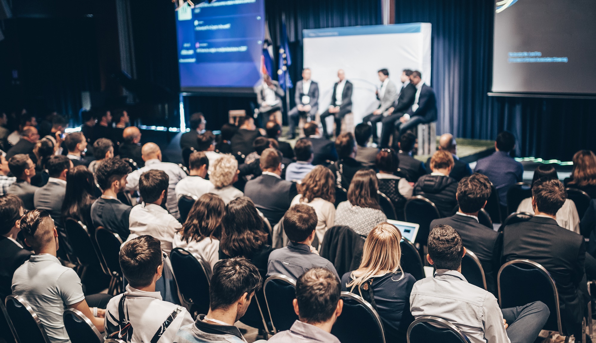 Uczestnicy konferencji biznesowej podczas panelu dyskusyjnego