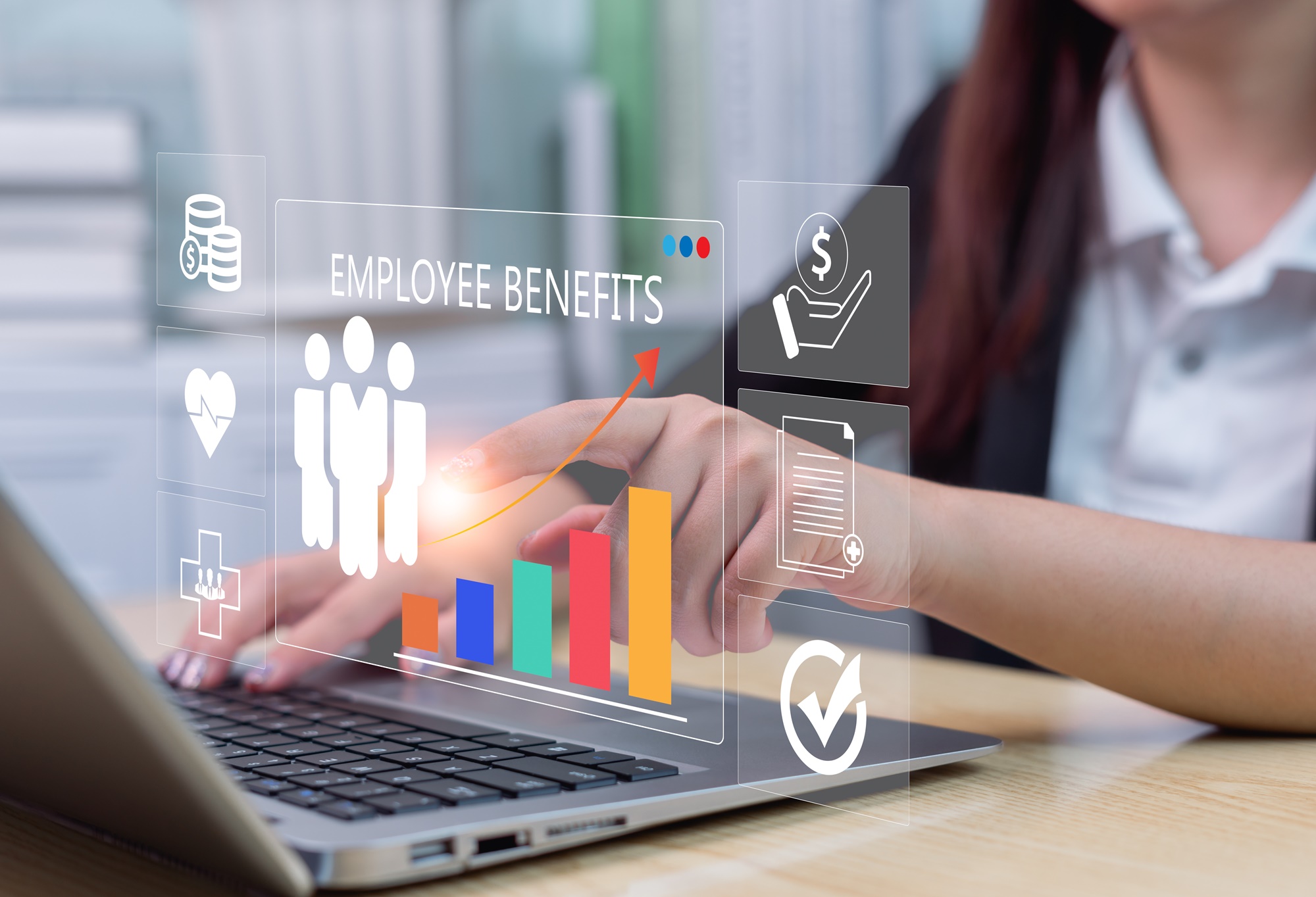 Benefity pracownicze przedstawione na cyfrowym panelu przy laptopie