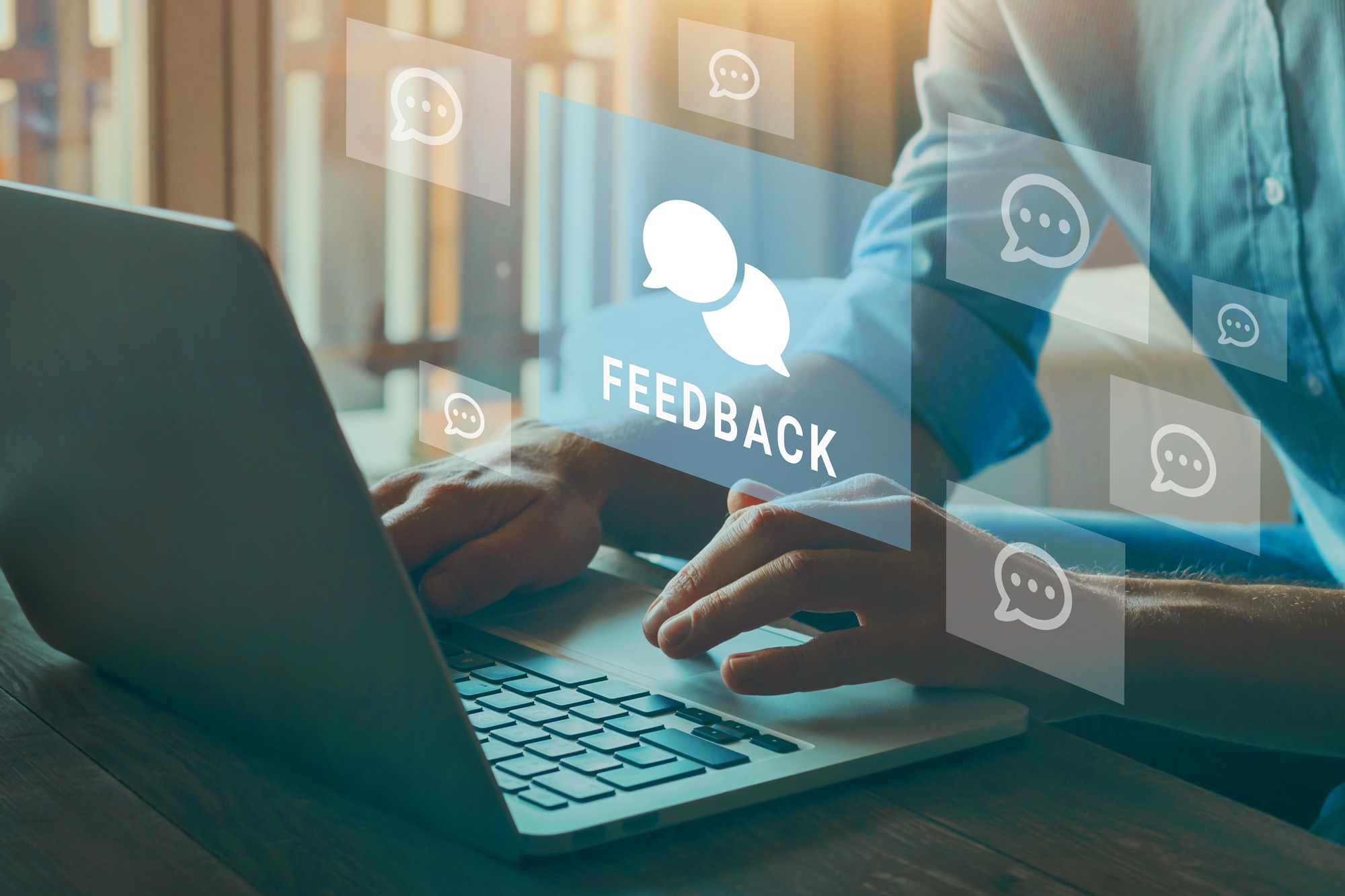 Pracownik udzielający feedbacku online przy laptopie